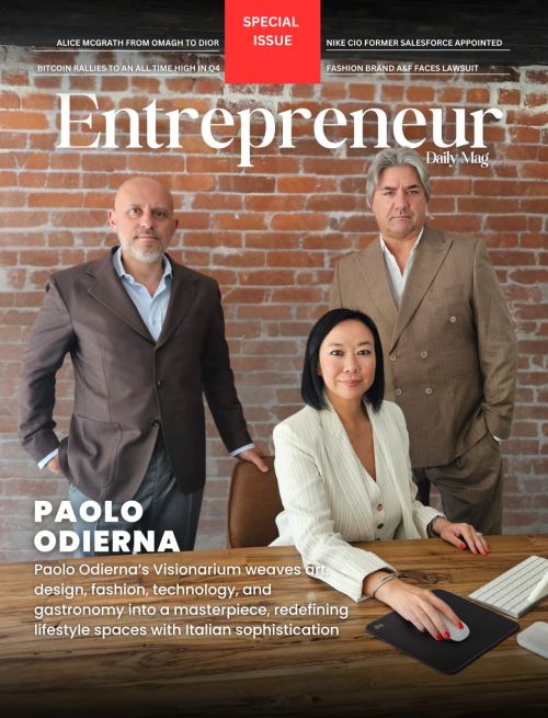L'immagine è la copertina di un'edizione speciale della rivista "Entrepreneur Daily Mag". Presenta Paolo Odierna e due altri professionisti in un'ambientazione elegante con un muro di mattoni a vista, trasmettendo un senso di professionalità e raffinatezza. Paolo Odierna è posizionato sulla destra, indossando un abito marrone chiaro con camicia bianca, e ha un'espressione seria e sicura. Accanto a lui, alla sinistra dell'immagine, c'è un altro uomo in giacca marrone scuro e camicia azzurra, che guarda direttamente in camera con un'aria determinata. Seduta al centro c'è una donna in blazer bianco, con una mano sul mouse e un'espressione accogliente e sicura. Il testo della copertina sottolinea il ruolo di Paolo Odierna nel progetto Visionarium, che intreccia arte, design, moda, tecnologia e gastronomia per ridefinire gli spazi lifestyle con un tocco di sofisticazione italiana. L'estetica dell'immagine e la postura dei soggetti trasmettono un senso di leadership, innovazione e successo imprenditoriale, enfatizzando il contributo italiano al mondo del business e del design.