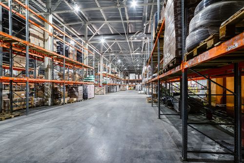 Distribuzione prodotti e servizi di logistica negli USA - L'immagine mostra un ampio magazzino industriale con scaffali metallici carichi di merci pronte per la distribuzione. L'ambiente moderno e ben organizzato simboleggia l'efficienza nella gestione della supply chain. Us Company Advisor supporta le aziende italiane nella logistica, stoccaggio e distribuzione dei prodotti negli Stati Uniti, garantendo un'infrastruttura affidabile per il commercio internazionale.