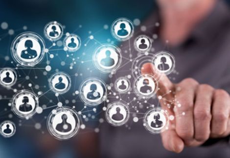 Espansione della rete di vendita e networking aziendale - L'immagine mostra una mano che tocca un'interfaccia digitale con icone di persone connesse tra loro, simbolo della costruzione di reti di vendita e collaborazioni commerciali. Us Company Advisor aiuta le aziende italiane a sviluppare reti di agenti e distributori per entrare nel mercato statunitense con strategie mirate.